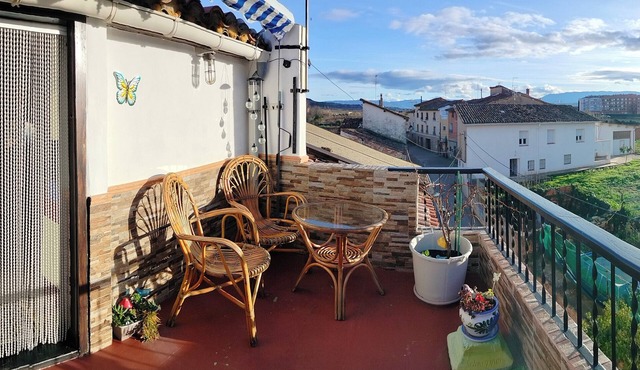 2 Bed Flat - Sleeps 4 - Parking - Wifi