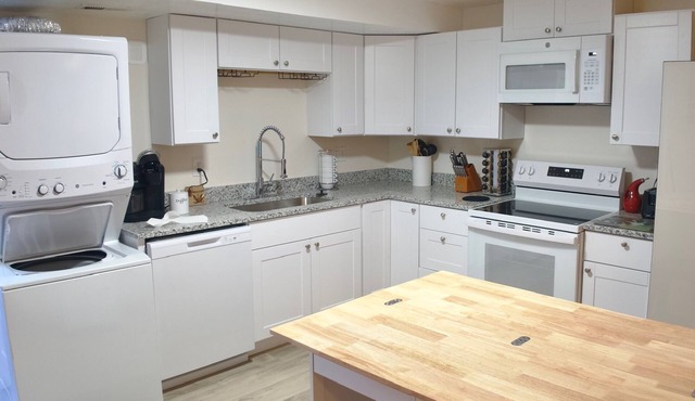 3-bed/2 bath basement apt. in charming Midvale with AC, wifi, laundry & hot tub. in Midvale
