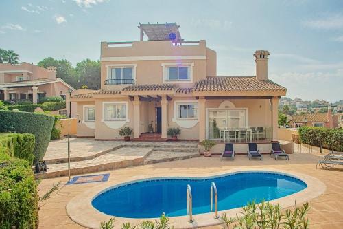 3 Bed House - Sleeps 6 - Pool - Garden - Parking