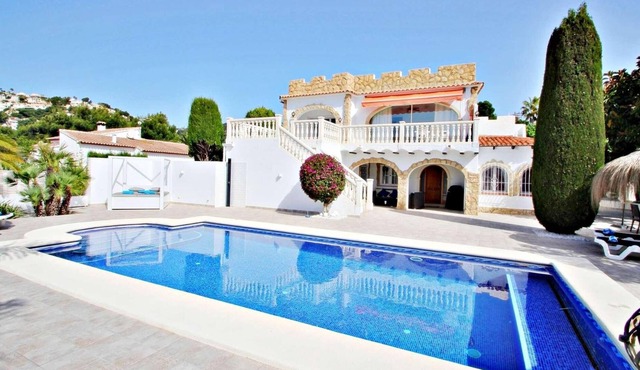 3 bed remodelled villa a short drive to the beach