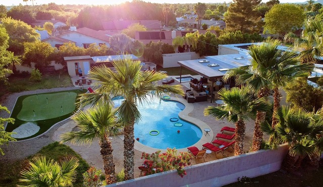8 Bedrooms, 12 beds, pool, hot tub,putting green, pool table, ping pong, bbq in Phoenix