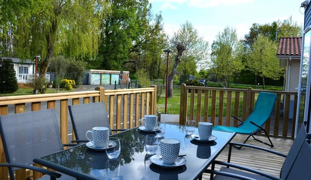 Althéa 3-Room Mobile Home for 4 People, Air-Conditioned + TV, 2 Bathrooms in Sadirac