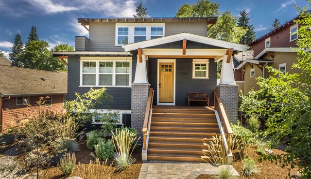 Amazing West Side - 2 King Suites - Walk Everywhere 8 Person Hot Tub in Bend