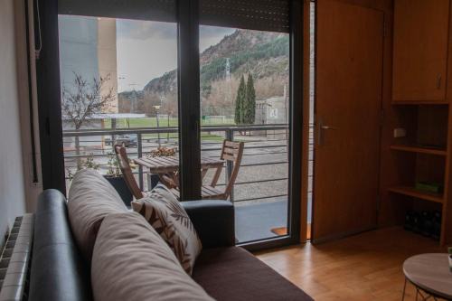 Apartamento con balcón y vistas a la montaña