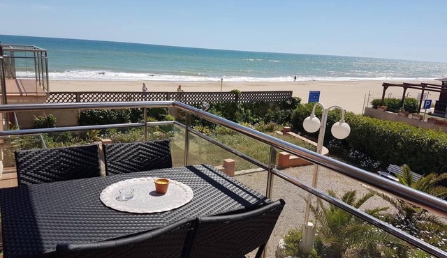 Apartment mit Meerblick, Terrasse und Schwimmbad by Interhome
