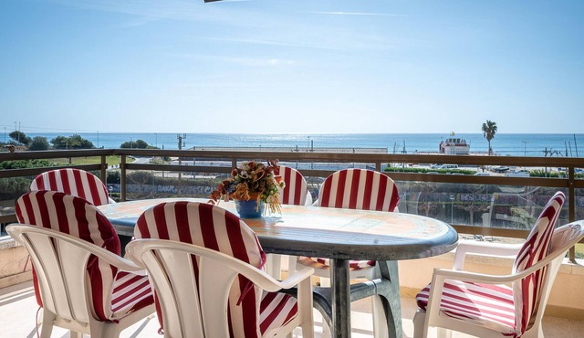Apartment with Pool and Parking 300m from Beach