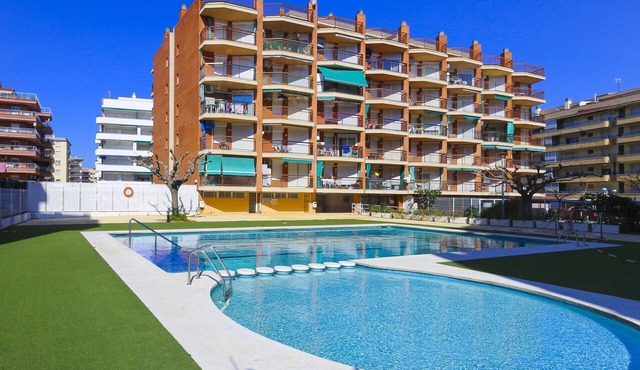 Beach 200m Away Pool Renovated Apartment