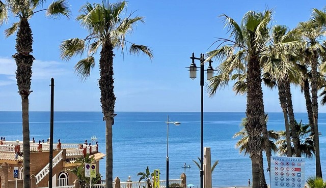 Beachfront apartment in Torrox-Costa with air conditioning and Wi-Fi in Torrox Costa
