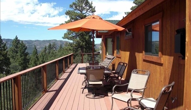 Beautiful/Spacious Cabin! Hot Tub, Pool Table, Bar, Dartboard. Tesla charger in Big Bear City