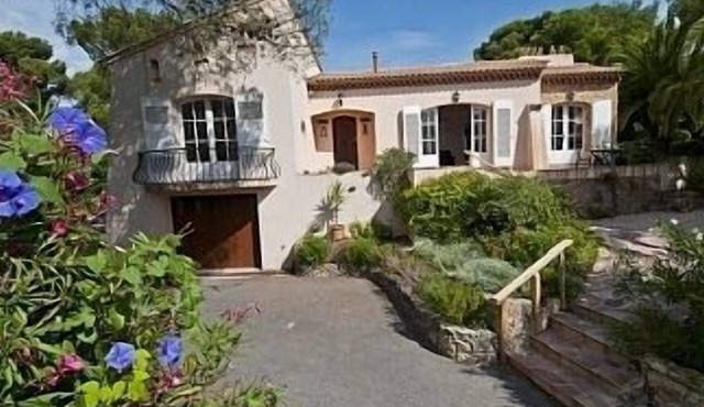 Beautiful Villa With Private Pool Set In Mature Gardens in Saint-Raphaël
