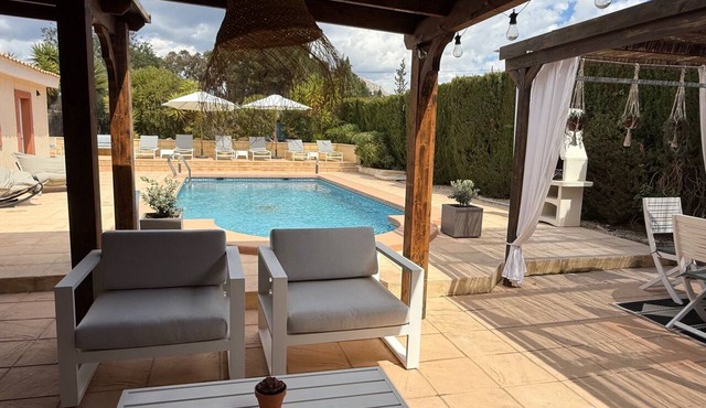 Beautiful villa with a pool, ideal for 1 or 2 families