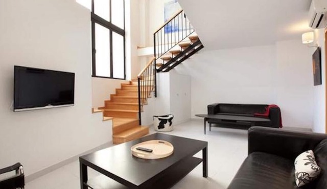 Big 2-level apartment near Park Guell with A/C and free wifi