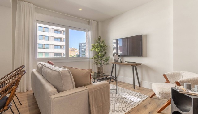 Bright 2-Bed Apartment Near Santiago Bernabéu