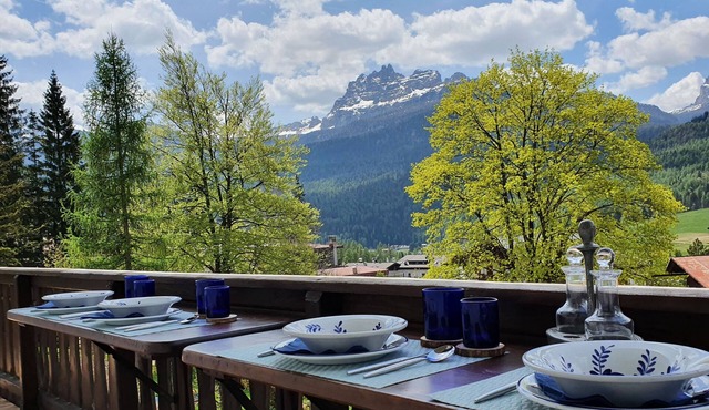 Bright apartment in Cortina, 2nd floor, parking space, free WiFi, pets allowed in Cortina d'Ampezzo
