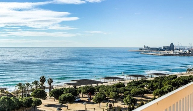 Bright apartment with terrace and parking near the beach