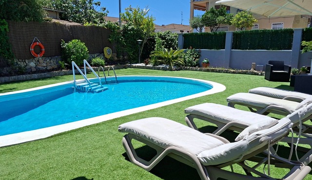 Bungalow with Private Pool, Wi-Fi and Air Conditioning in Cunit