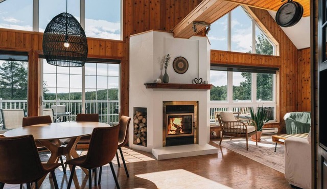 Chalet avec spa au lac Tyrol in Sainte-Marguerite-du-Lac-Masson