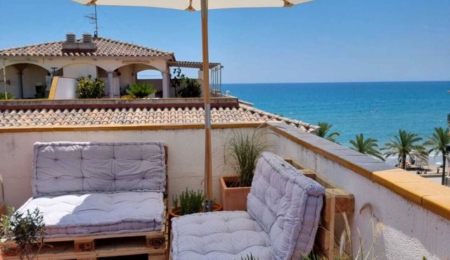 Calafell Beachfront Escape. Spacious Attic with Rooftop Terrace and Pool.