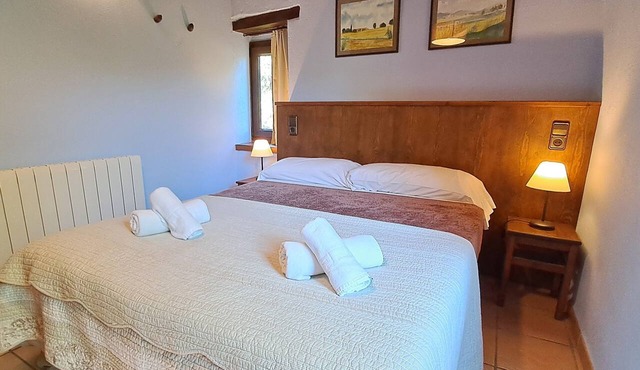 Can Bosquita – holiday home with pool, views and village within walking distance in Les Planes d'Hostoles