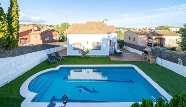 Can Roure: swimming pool and serenity