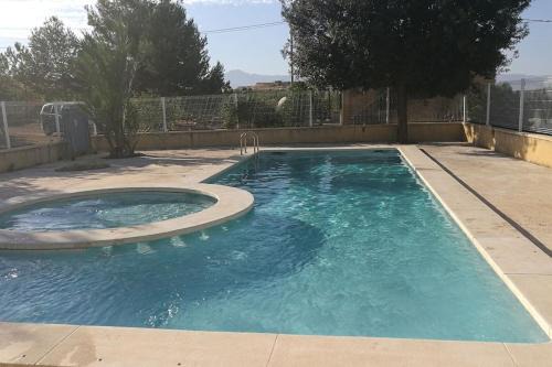 Casa accesible de campo muy grande, con piscina y pistas