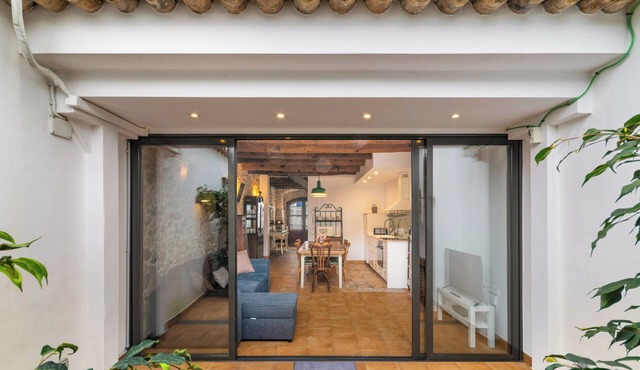 Casa con patio, piedra y luz natural