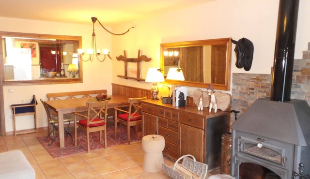 Casa de piedra, pizarra y madera.