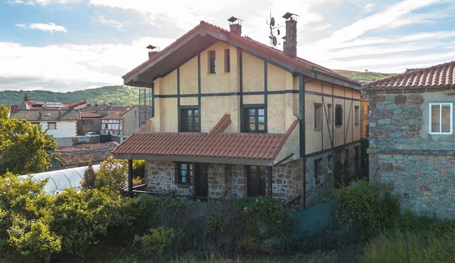 Casa Rural De Cabrera: montaña, terraza privada y Wi-Fi en plena naturaleza