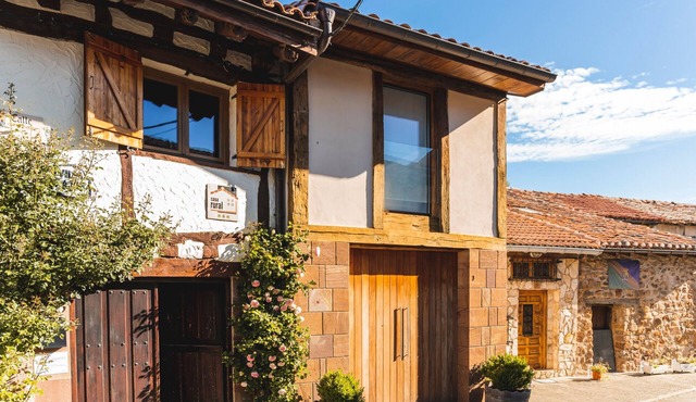 Casa Rural Villapajar: Sleeps 12, Fireplace, River & Mountain Views in Burgos