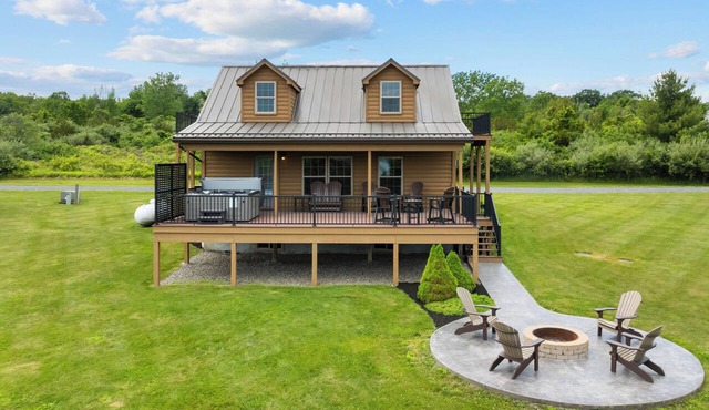 Castello at Castle Point, 3 bedroom cabin with hot tub, pool table, lake view! in Himrod