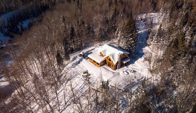 Chalet Black Eagle on Fiddler Lake (lakefront) with Hot Tub and Sauna in Mille-Isles
