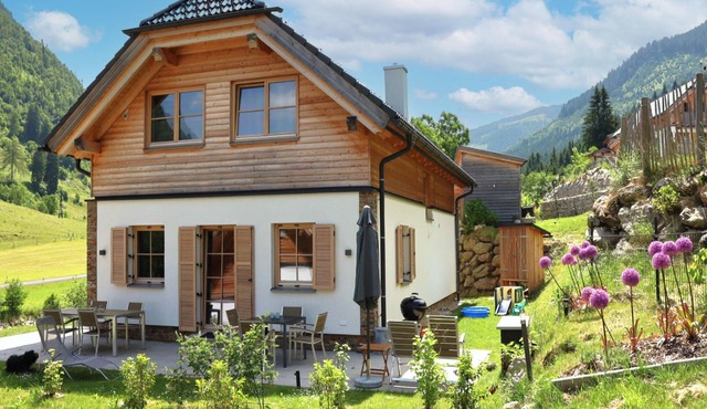Chalet with Finnish sauna and views in Donnersbachwald