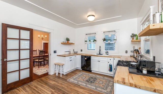 Charming 2-bedroom house in nice Everett with AC, WiFi in Everett