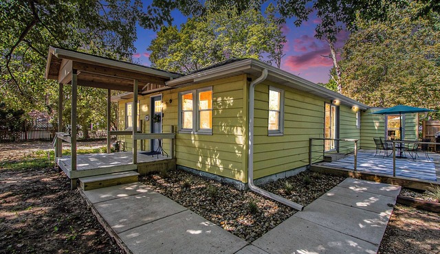 Charming 3-bedroom cottage nearby Lake Michigan beaches & restaurants in Coloma