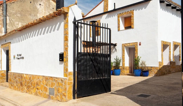 Charming cottage ideal for families and friends! Large patio and barbecue