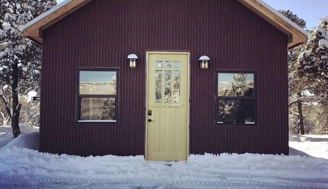 Charming, Glamping Cabin with Barbecue Grill, Perfect for Wildlife Watching in Raton, New Mexico in Raton
