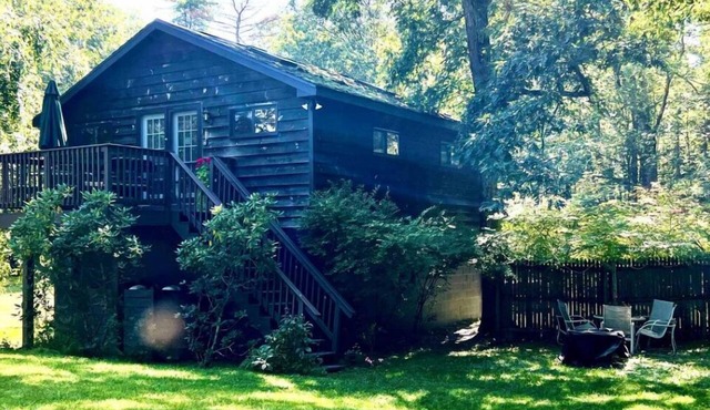 CHARMING LARGE STUDIO WITH POOL AND MOUNTAIN VIEWS ON 10 ACRES. Close to town in Woodstock