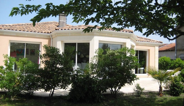 Charming light-filled house on the vineyard, beach and gastronomy route in Eysines