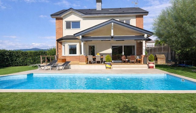 Charming pool villa near Barcelona - Walk to shops