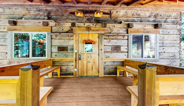 Charming woodland cottage with 2 covered porches, wood stove, treehouse, firepit in Clinton