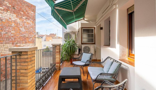 Classic Can Jeroni Apartment with Private Terrace, Wi-Fi & Air Conditioning in Figueres
