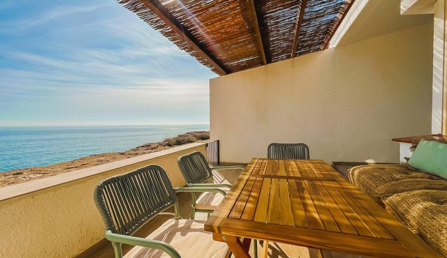 Coastal Bungalow 50m from Beach for Families