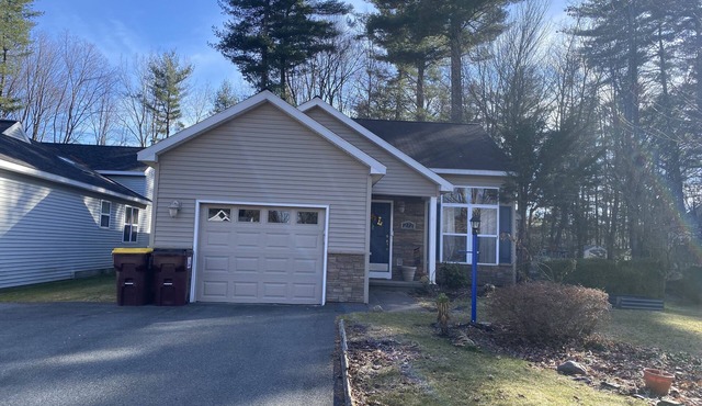 Comfortable Home Close to Saratoga, Ideal for Pets and Families in Ballston Spa