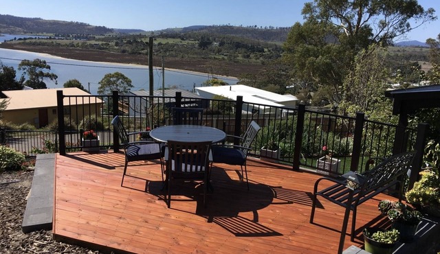 Comfortable studio apartment overlooking the beautiful Carlton River in Primrose Sands
