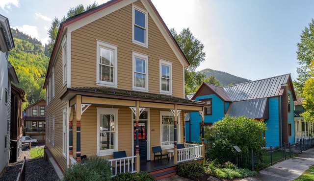 Cool Gondola District Home-1/2 blk Lifts-Skiing-Private Hot Tub! in Telluride