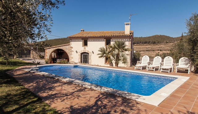 Country house between vineyards with a pool 20 minutes drive from the beach!
