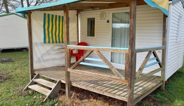 Cozy mobile home with terrace for 4 in Athée in Athée