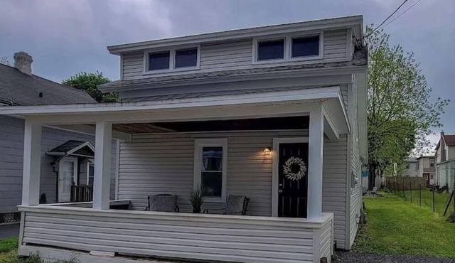 Crew friendly, 2 bathrooms, fast wifi, free parking in Auburn