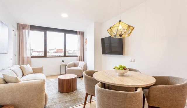 Descubre este moderno apartamento de 2 habitaciones en el corazón de Tetuán, ideal para estancias largas y diseñado para ofrecerte comodidad, funcionalidad y estilo. Situado en la tranquila y bien comunicada calle Julián Besteiro