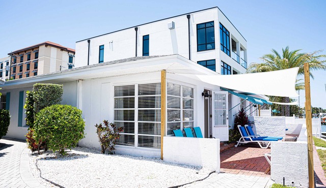 DIRECT WATERFRONT 2BDRM Villa with full kitchen, fish from porch in Clearwater